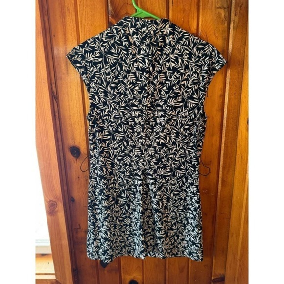 Dress Barn‎ Black Leaf Print V-Neck Top Size 8 - Picture 2 of 4